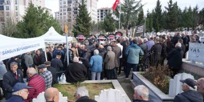 Ozan Arif, 7. ölüm yıl dönümünde mezarı başında anıldı