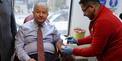 Aksaray’da kan bağışı kampanyasına Vali Duru da katıldı