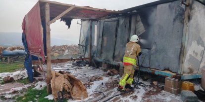 Reyhanlı’da alevlere telsim olan konteyner yandı