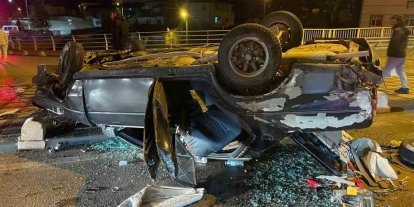 Kazada hurdaya dönen araçtan yara almadan kurtuldu