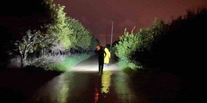 Antalya’da sel sularının bastığı barınakta mahsur kalan 27 köpek botlarla kurtarıldı