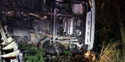 Kamyon bariyerlerde askıda kaldı, sürücü hafif yaralandı