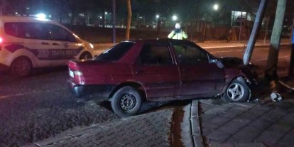 Demir direğe saplandı, hurdaya dönen araç sürücüsü kayıplara karıştı