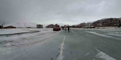 Karla kaplanan stadyum kısa sürede maçlara hazırlandı