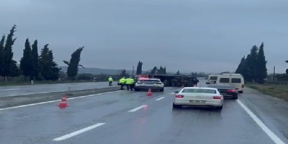 Buldan’da portakal yüklü kamyon refüje devrildi