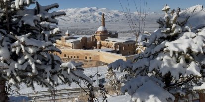 Yoğun kar yağışı tarihi sarayda eşsiz manzaralar oluşturdu