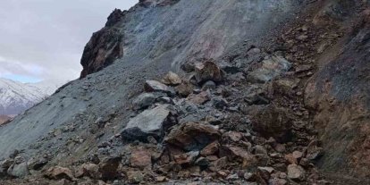Elazığ’da heyelan yolu kapadı
