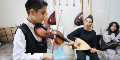 Depremden sonra müziğe sarılan anne çocuklarıyla üç enstrüman çalıyor