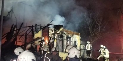 Üsküdar’da iki katlı metruk bina alev alev yandı