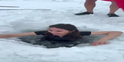 Kars’ta bir kadın Çıldır Gölü’nün buz gibi suyuna girdi