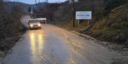 Beypazarı’nda kayalar yolu ulaşıma kapattı