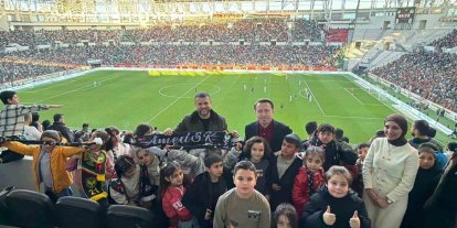 Eğil’in minikleri Amed Sportif Faaliyetler - Sakaryaspor maçında ilk kez tribün heyecanı yaşadı