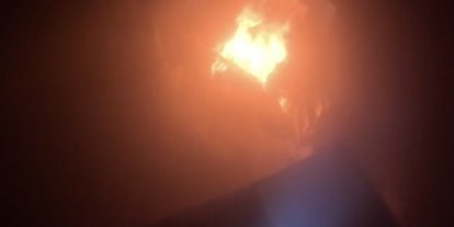 İtfaiye erlerinin ateşe verilen evi söndürme anları kask kamerasında