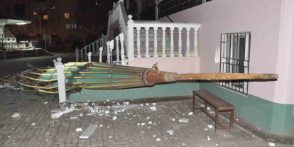 Salihli ilçesini fırtına vurdu, minarenin külahı koptu, çok sayıda ağaç devrildi