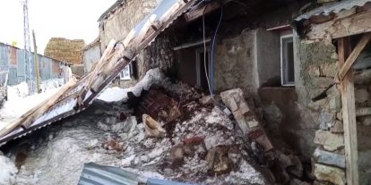 Erzincan’da fırtına çatıları uçurdu