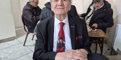 İnsanlara olan sevgi ve saygısından yıllardır takım elbise giyiyor