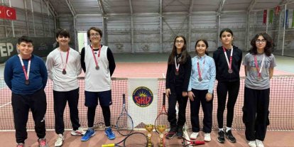 Tenise Gaziantep Kolej Vakfı Özel Okulları damgası