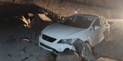 İspir - Erzurum yolunda gece korku dolu anlar, Kaya düşmesi kazaya neden oldu