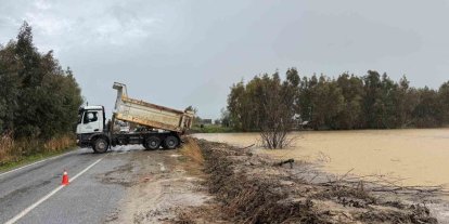 Söke Bağarası yolundaki taşkına ekiplerden anında müdahale