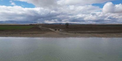 Seyfe Gölü’nde flamingo cümbüşü havadan görüntülendi