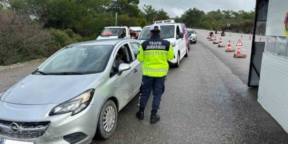 Jandarma denetimlerinde çeşitli suçlardan aranan 35 şahıs tutuklandı