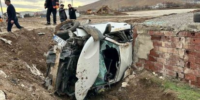 Elazığ’da otomobil aydınlatma direğine çarptı: 2 yaralı