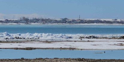 Arin Gölü’nde buz dalgaları: Sahilde metrelerce buz yığını oluştu