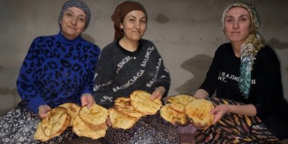 Yüksekova’da Ramazan hazırlığı: 3 kız kardeşten tandır başında tatlı mesaisi