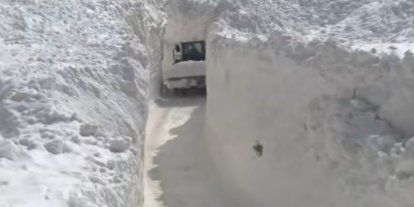 Çığ nedeniyle kapanan köy yolunda zorlu karla mücadele çalışması