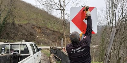 Trafik güvenliği için levhalar yerleştiriliyor