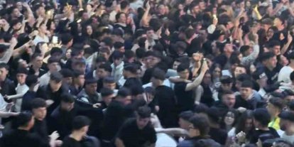 Tekme tokat darp edildi, çevredekiler aldırış etmeden müziğe ayak uydurdu