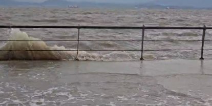 İzmir’de fırtına: Dikili’de deniz seviyesi yükseldi