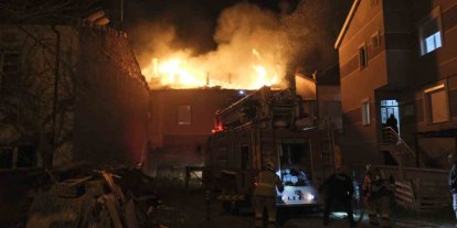 Karaman’da çatı yangını korkuttu: 3 kişi dumandan etkilendi