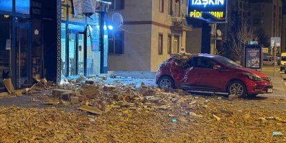 Şiddetli rüzgar binanın duvarını uçurdu