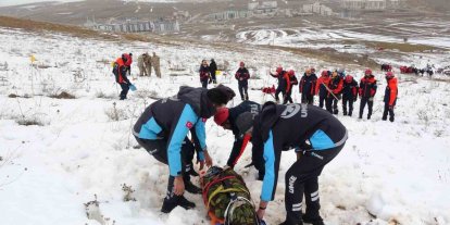 Bayburt’ta gerçeği aratmayan tatbikat: 3 kişi çığ altından çıkarıldı