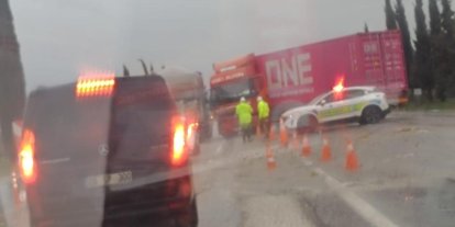 Kontrolden çıkan tır yolu kapattı