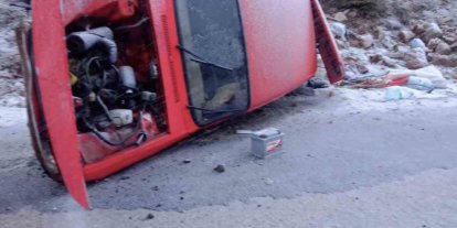 Şiddetli rüzgar otomobili yan yatırdı