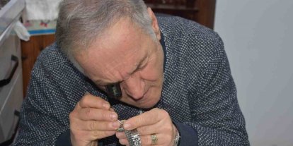 Yarım asırlık saat ustası çırak bulamadığı mesleğini eşiyle ayakta tutuyor