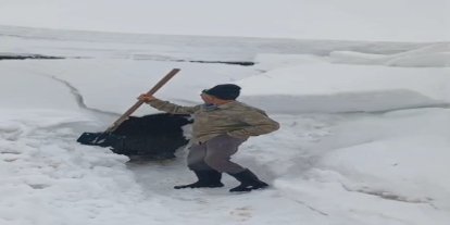 Çatıdan düşen kar kütlesinden saniyelerle kurtuldu
