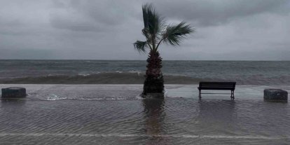 Bursa’da denizle kara birleşti, sokaklar göle döndü