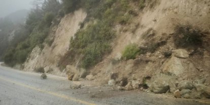 Yoğun yağış sebebiyle kayan topraklar yolları kapattı