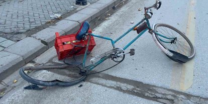 Bisikletli 72 yaşındaki vatandaşa motosiklet çarptı: 2 yaralı