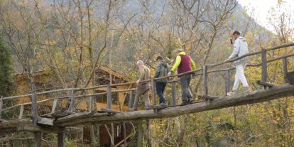 Asırlık ahşap köprü zamana meydan okuyor: Köylüleri sırtında taşıyor