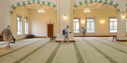 Gaziantep Büyükşehir, ilk teravih öncesi camileri gül suyu ile yıkıyor