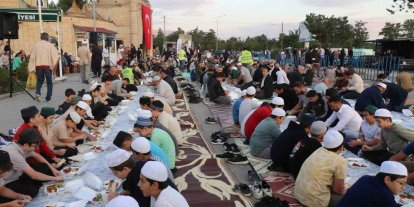 Erzincan’da Vakıflardan Terzibaba Sofrasında Ramazan iftarı