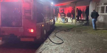 Karakoçan’da rüzgarın tutuşturduğu bacayı itfaiye ekipleri söndürdü