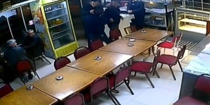 Kütahya’da çay evinde bıçaklı saldırı anı kamerada: 1 ağır yaralı