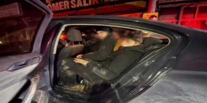 Otomobilin içinden 10 kaçak göçmen çıktı: 1 tutuklama