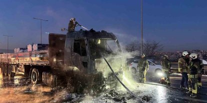 Alev topuna dönen tırdan geriye demir yığını kaldı