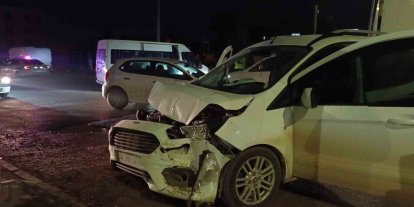 Minibüs ile hafif ticari araç çarpıştı: 1 yaralı